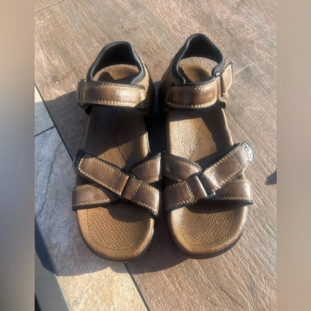 Izod men’s brown sandals, size 10 medium Velcro staps very good condition